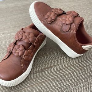 Never worn Carter’s girls size 1m Velcro shoes. Smoke free home.